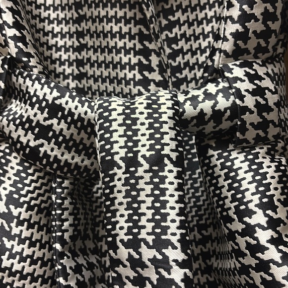 NWT -  3/4 Formal
Coat. Fits 8-10 w/curves. Tie Belt,Notched  Collar,Vented hem - Picture 7 of 8